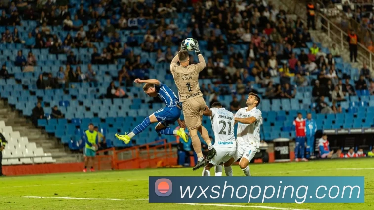 2011欧冠决赛颁奖仪式:巴塞罗那夺冠、梅西获最佳球员并领奖回看